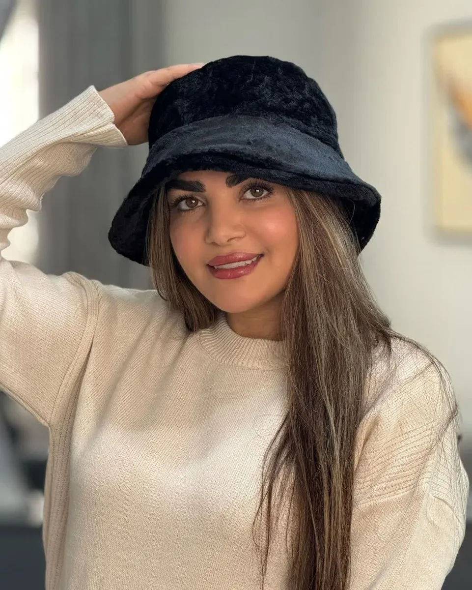استایل کلاه باکت مخملی مشکی کلاه باکت مخملی مشکی در نمای تنخور