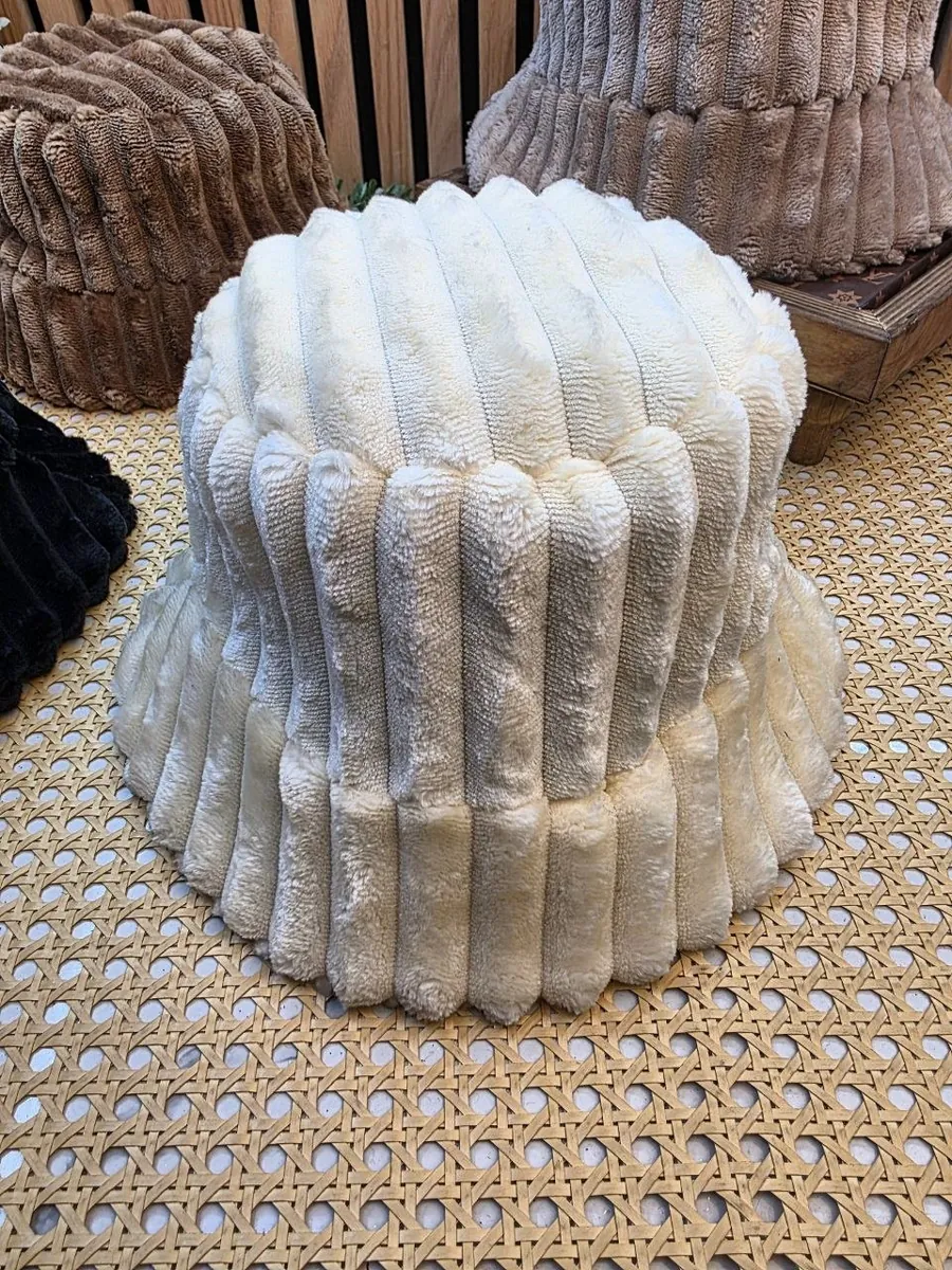 کلاه باکت مخمل کرم کلاه باکت مخمل کرم با بافت برجسته
