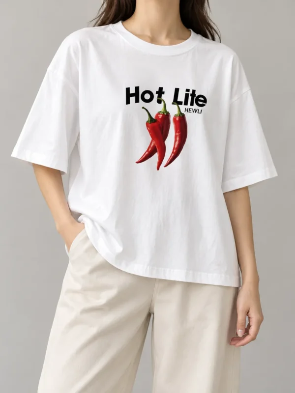تیشرت باکسی Hot Life سفید نخ پنبه 1 تیشرت باکسی Hot Life سفید با شلوار عاجی و کتانی ساده