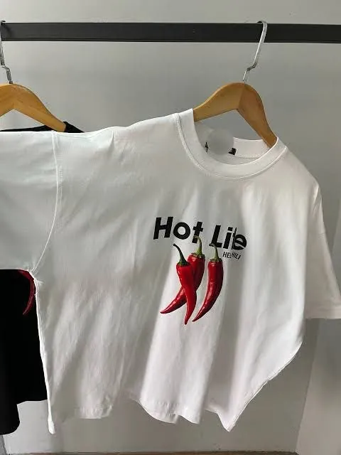 تیشرت باکسی سفید با چاپ Hot Life تیشرت باکسی سفید آویزان با چاپ Hot Life و فلفل قرمز